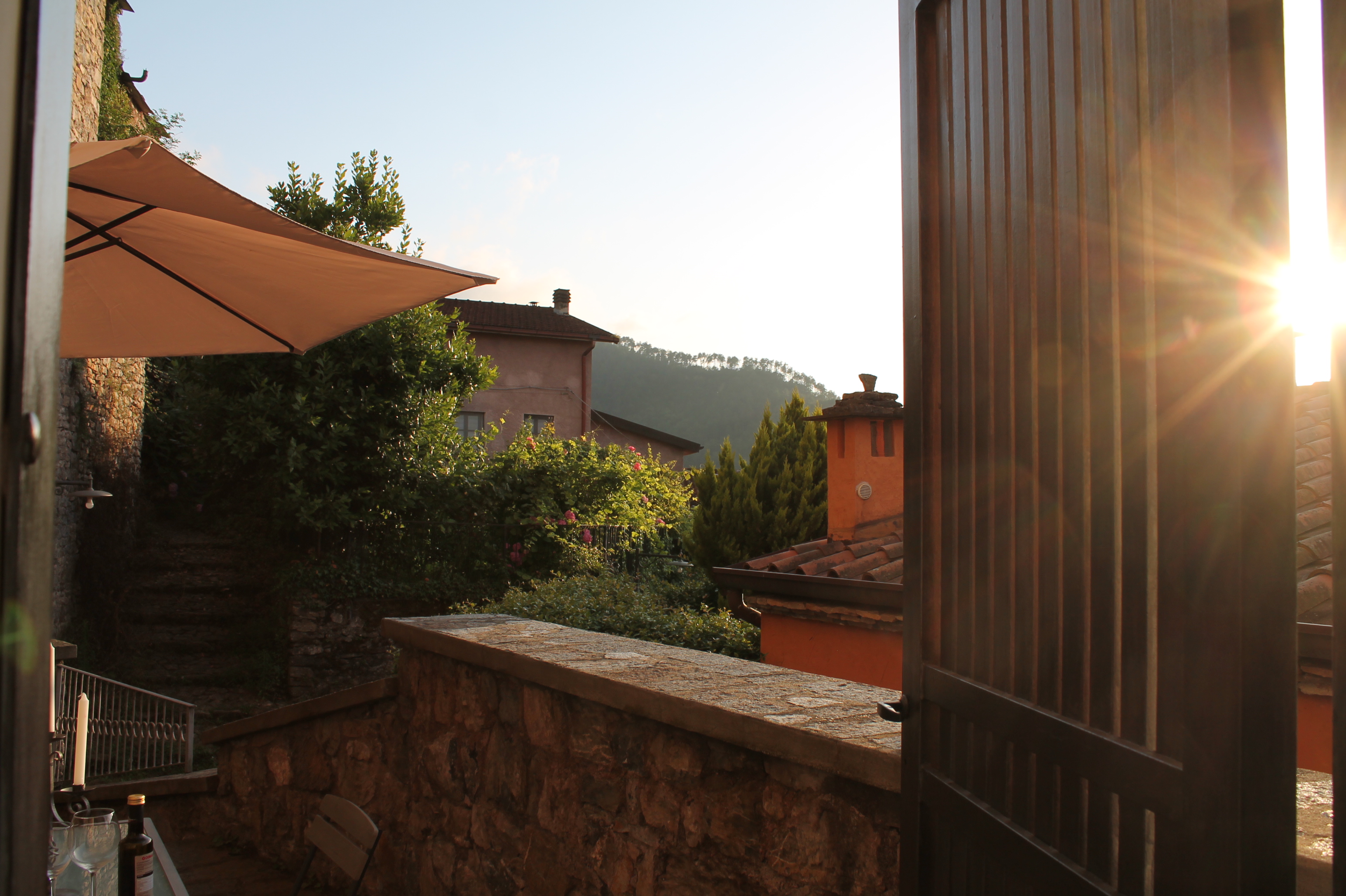 Il sole al tramonto tinge di oro il borgo e le colline